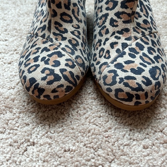 NWT TOMS Womens Side Gores Kelsey Suede Wedge Booties - Picture 3 of 6